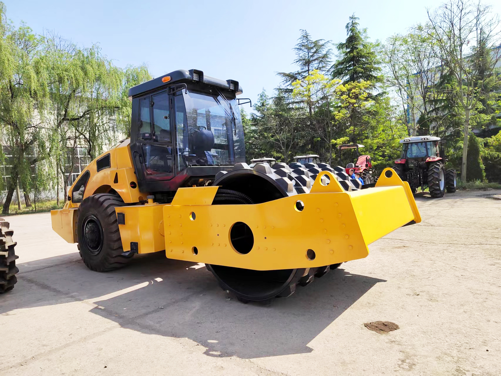 Hydraulic drive single drum vibratory road roller ( 4WD, 18T/20T/23T/26T)