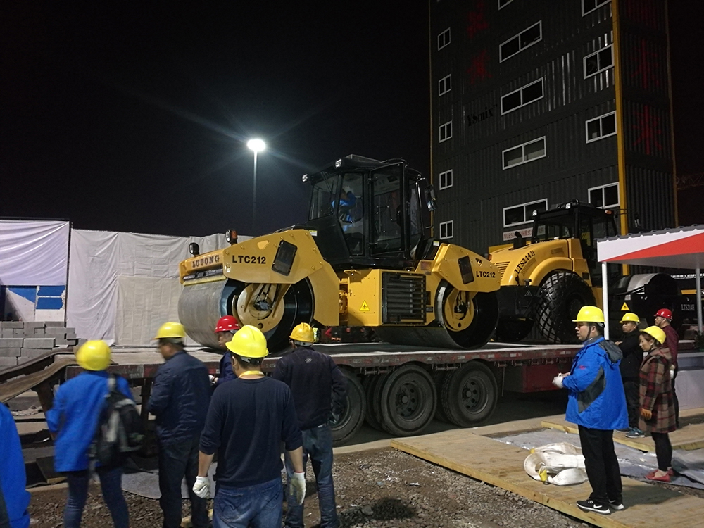Precautions for the construction process of heave duty double - drum vibratory r