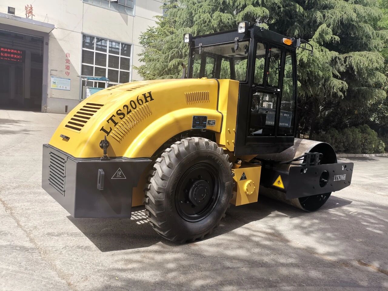 The LTS206H road roller, with 