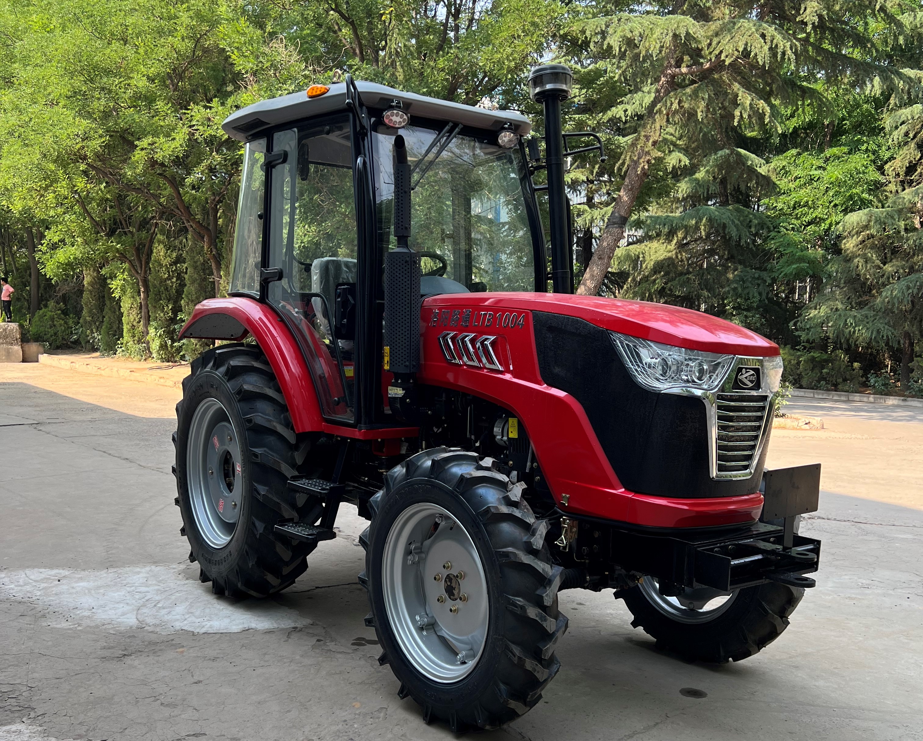 Lutong LTB1004 Tractor: 100HP 