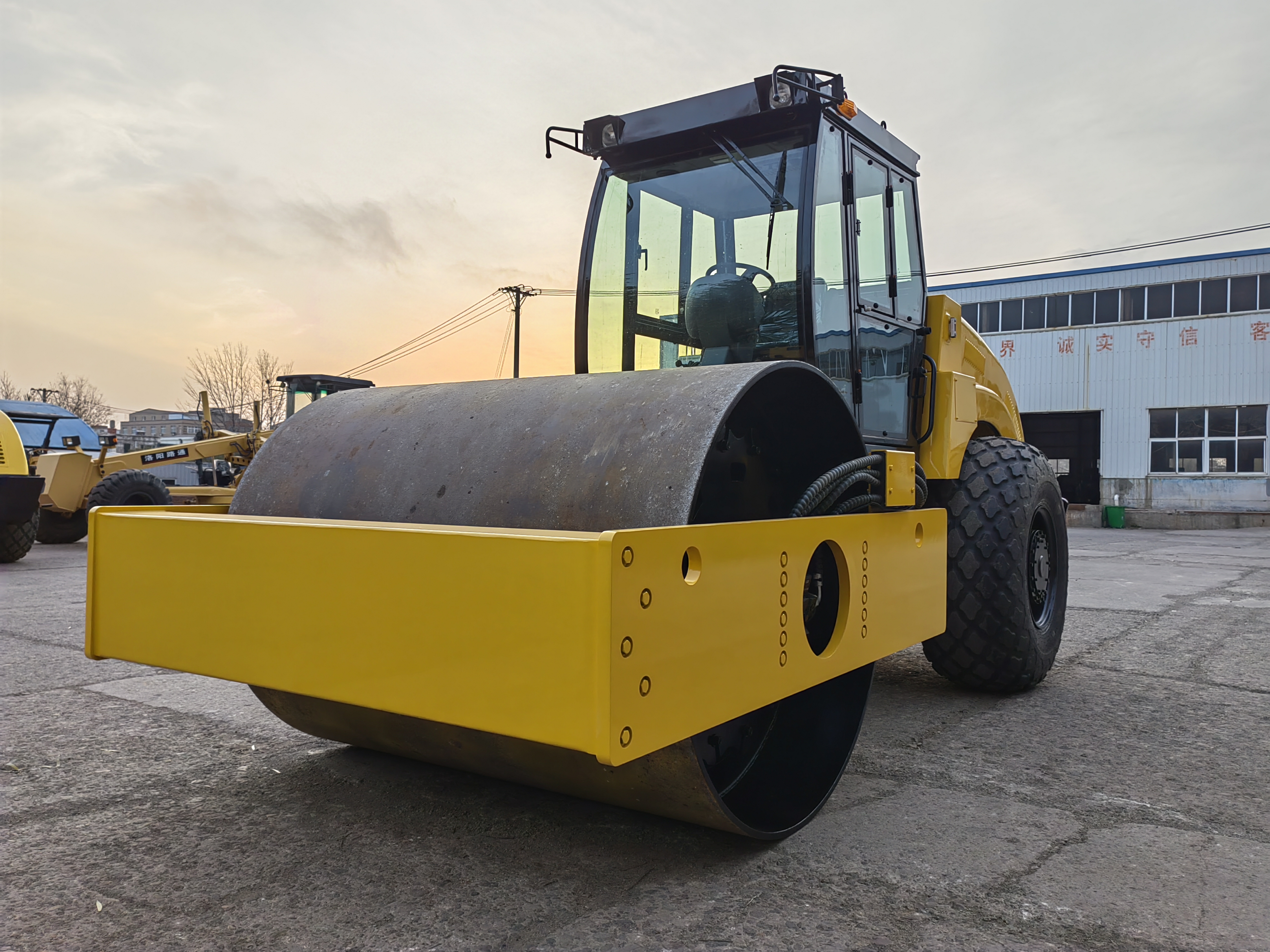 Luoyang Lutong LTD214H Roller: Powerful & Reliable Compa