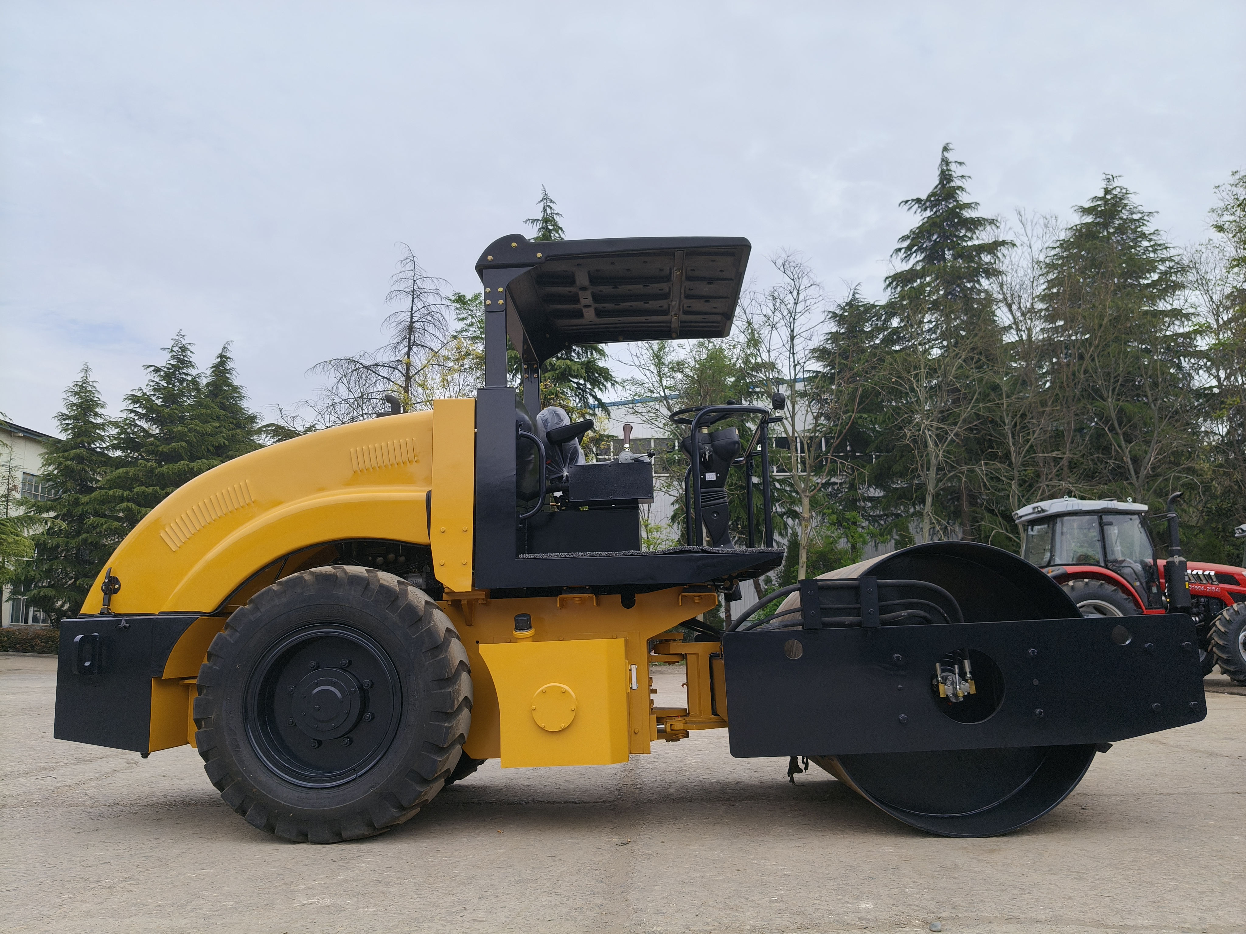LT304 Road Roller: Fuel-effici