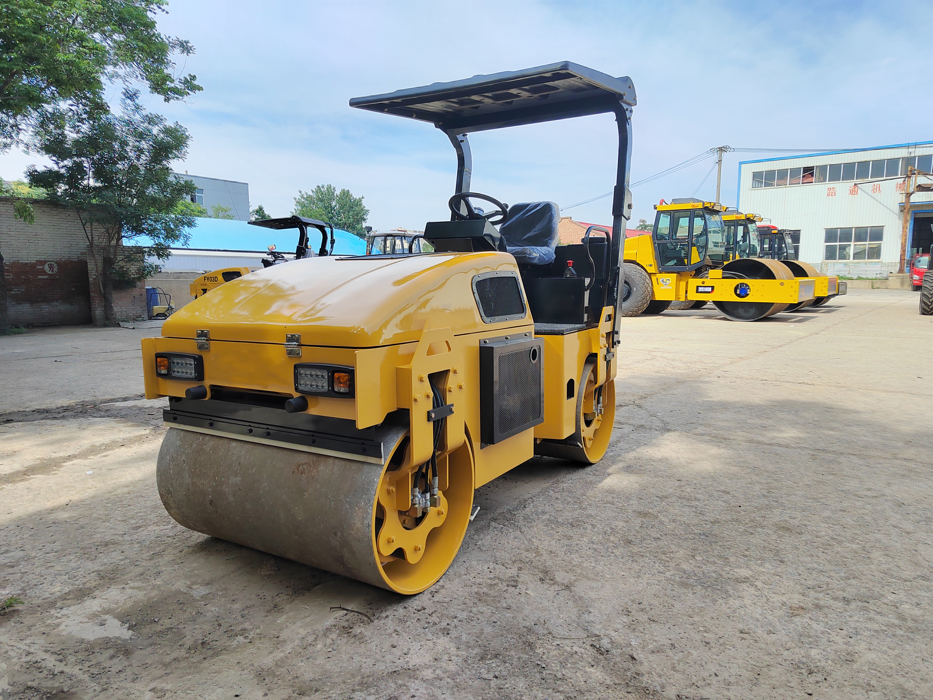 Luoyang Lutong Launches LTC204: A 4-Ton Compact Double Drum Roller for Precision