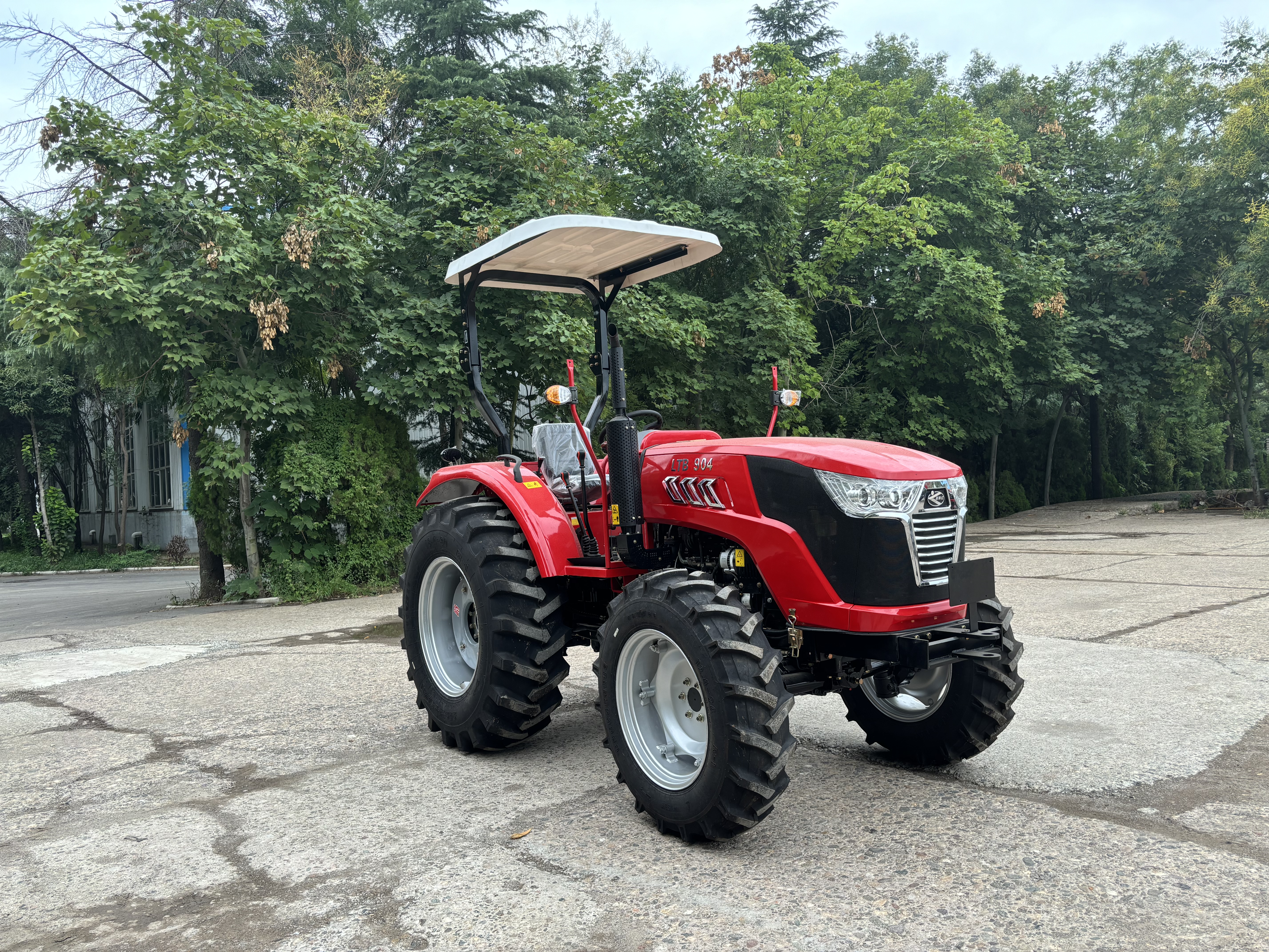 Luoyang Lutong LTB904 Tractors Bulk Export Boosts Global Agricultural Cooperatio