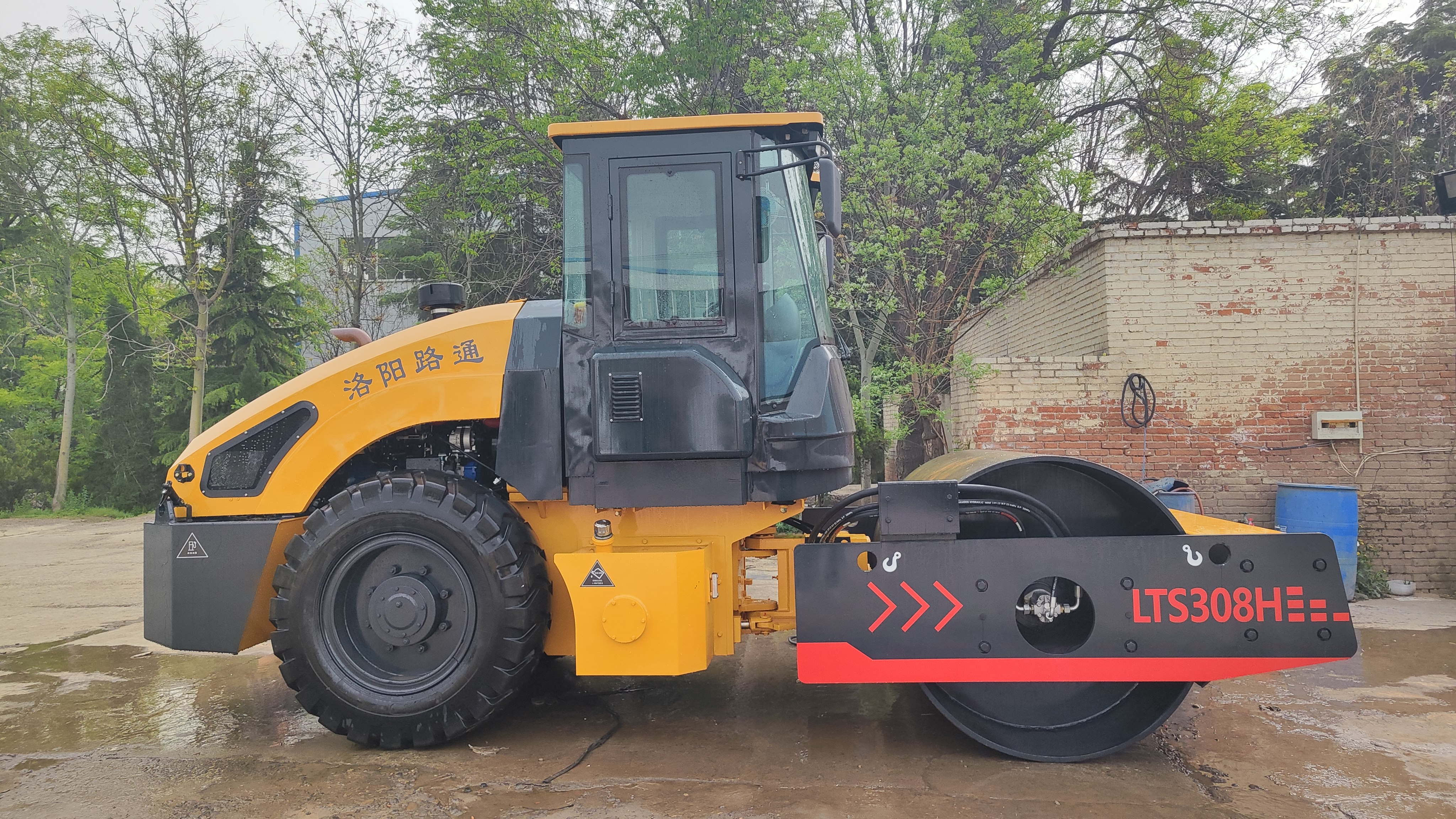 Luoyang Lutong Launches LTS308H 8-Ton Single Drum Vibratory Roller with Excellen