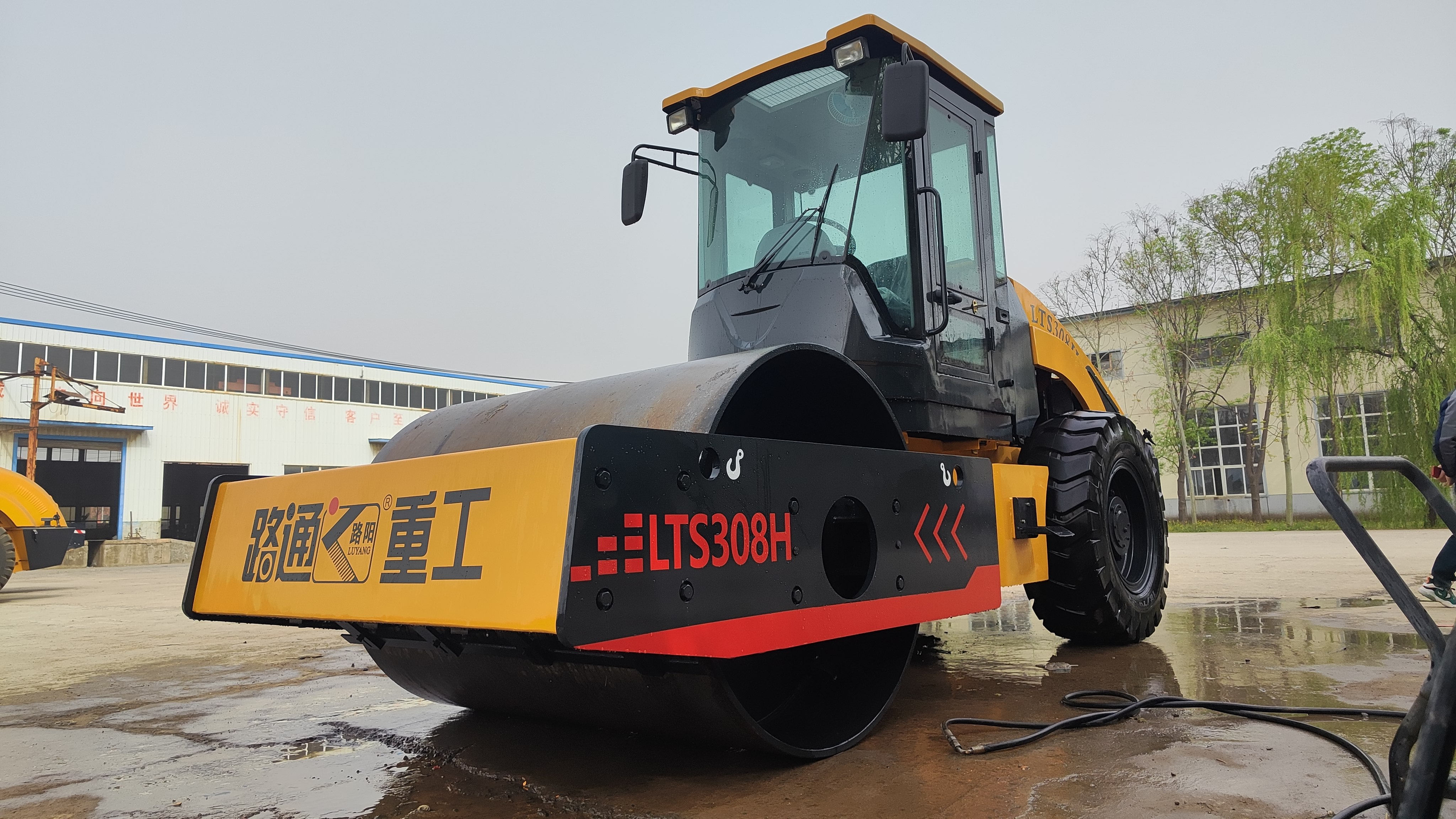 Luoyang Lutong Launches LTS308H 8-Ton Full Hydraulic Vibrato