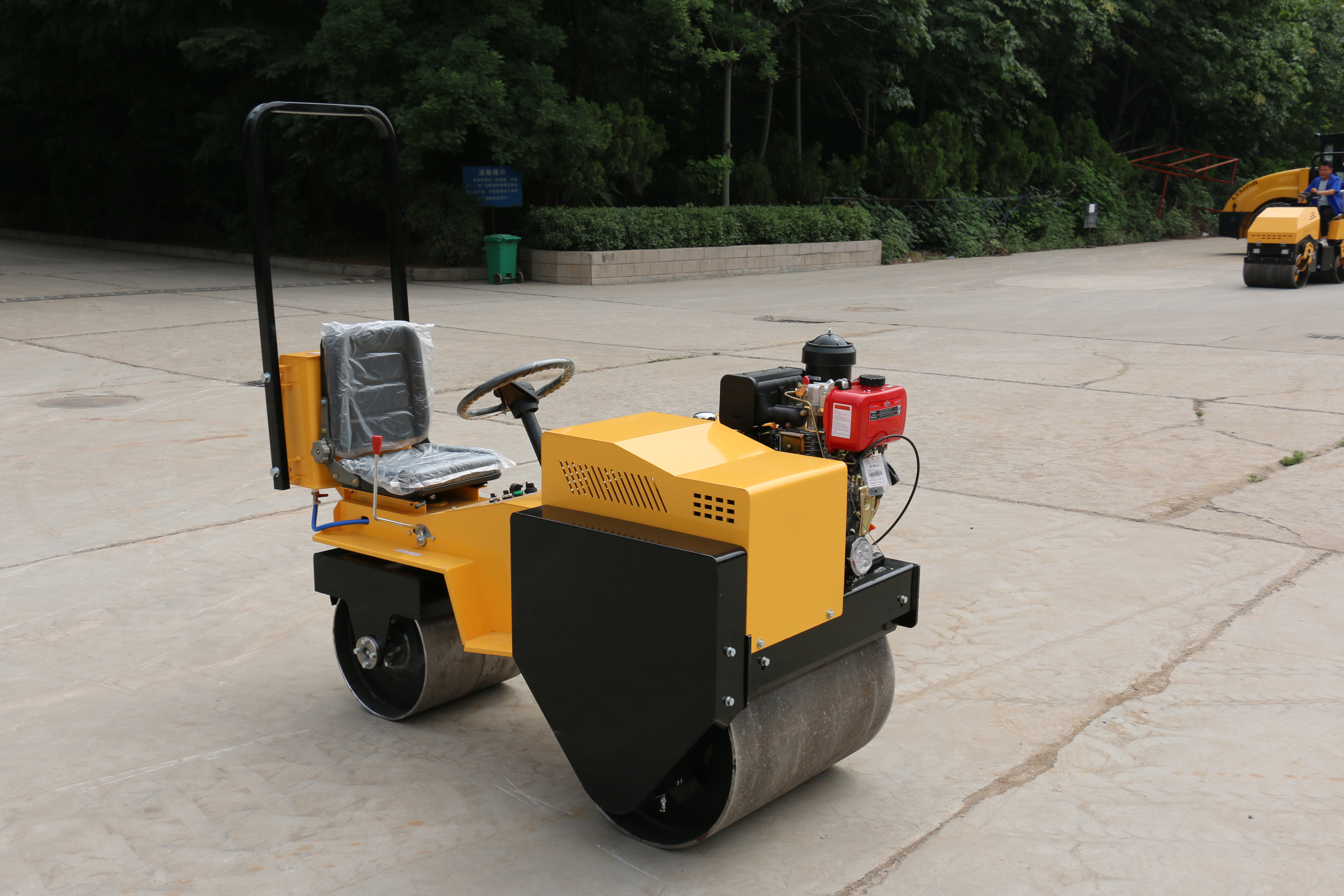 Lutong LTS08: Compact Dual-Drum Vibratory Roller Redefines P