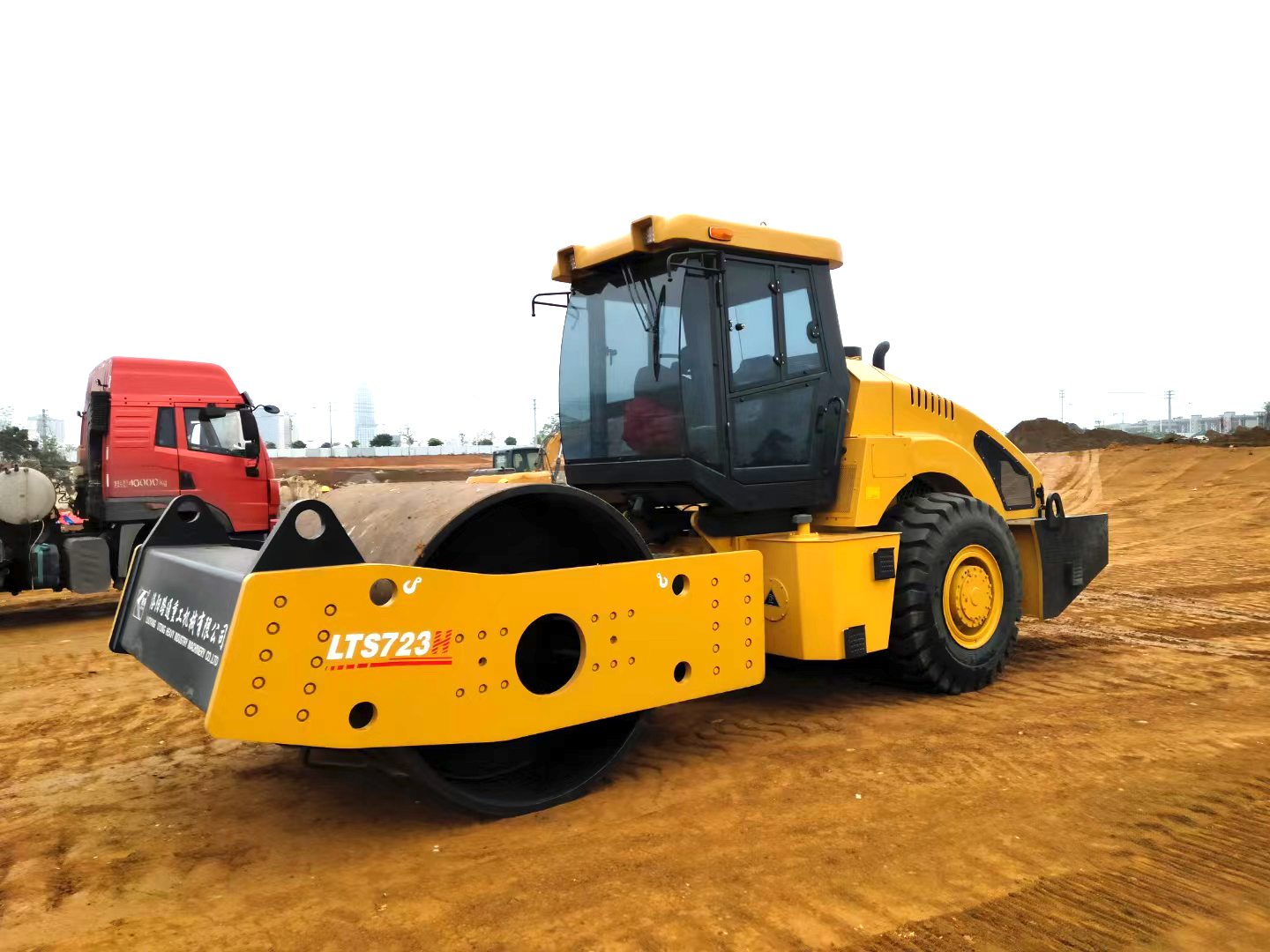 Luoyang Lutong LTD718H: 18-Ton Full Hydraulic Dual-Drive Rol