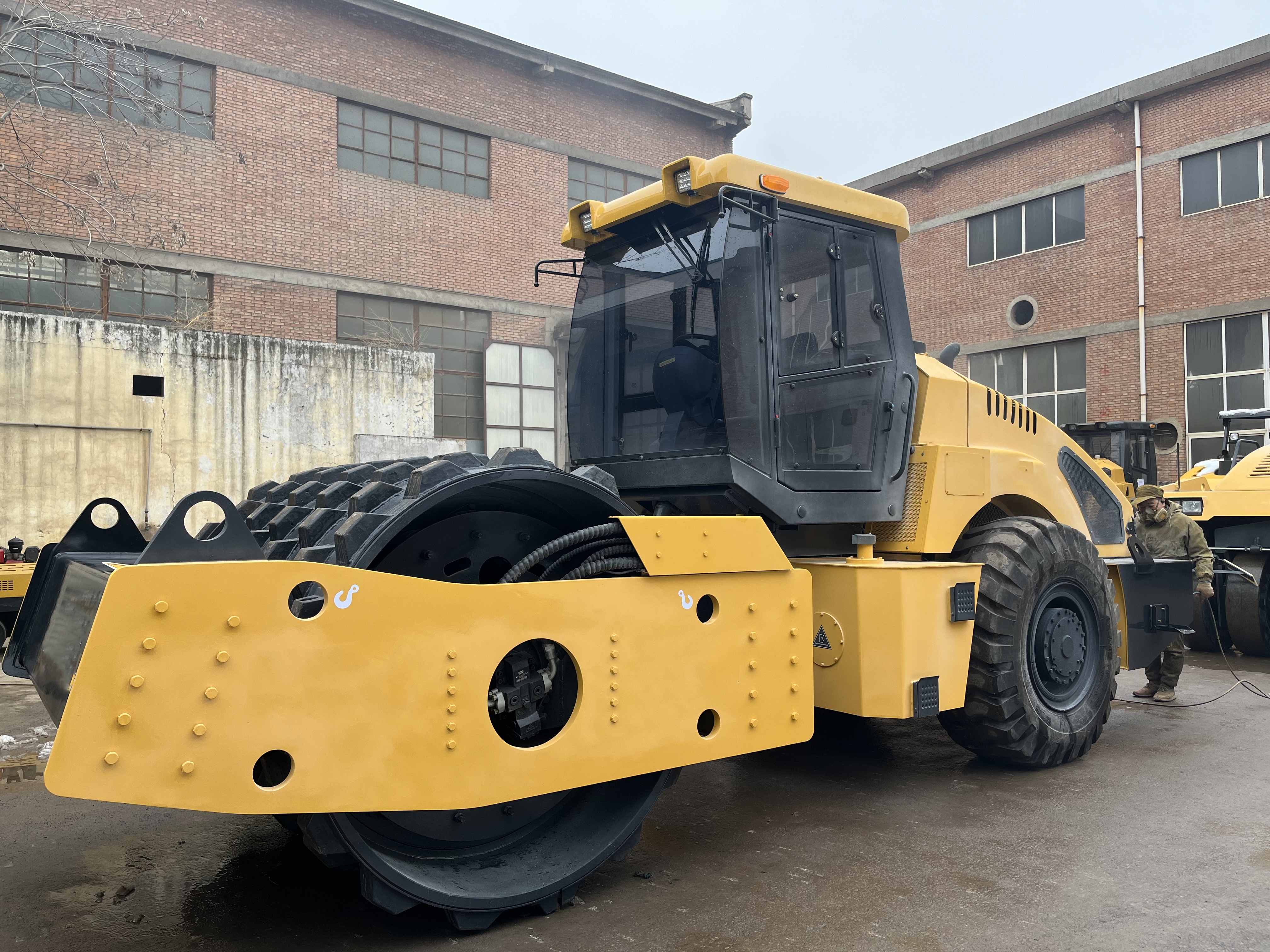 Luoyang Lutong Launches LTD723H 23-ton Fully Hydraulic Rolle