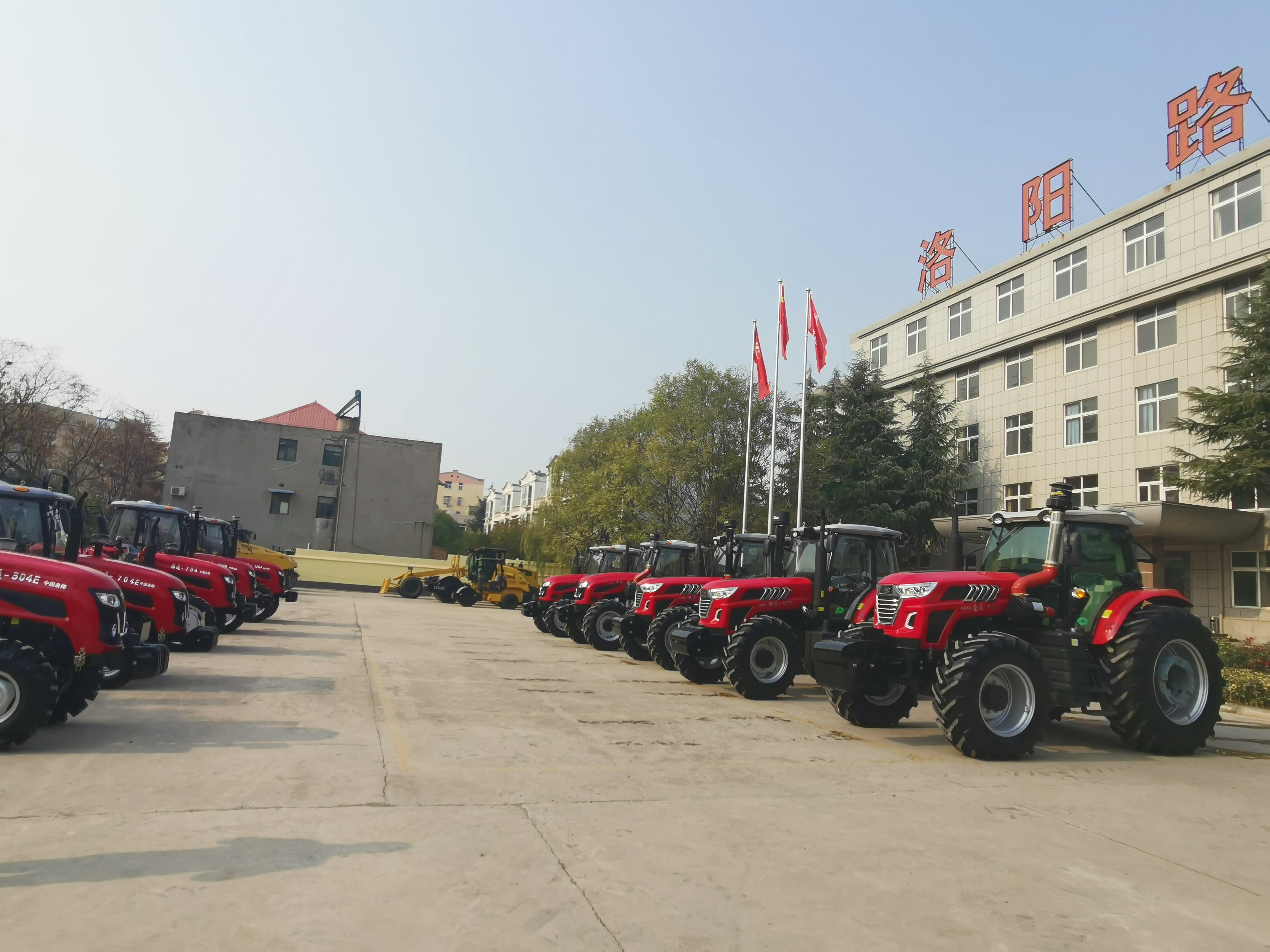 Luoyang Lutong Unveils Full Range of Export Tractor Models f