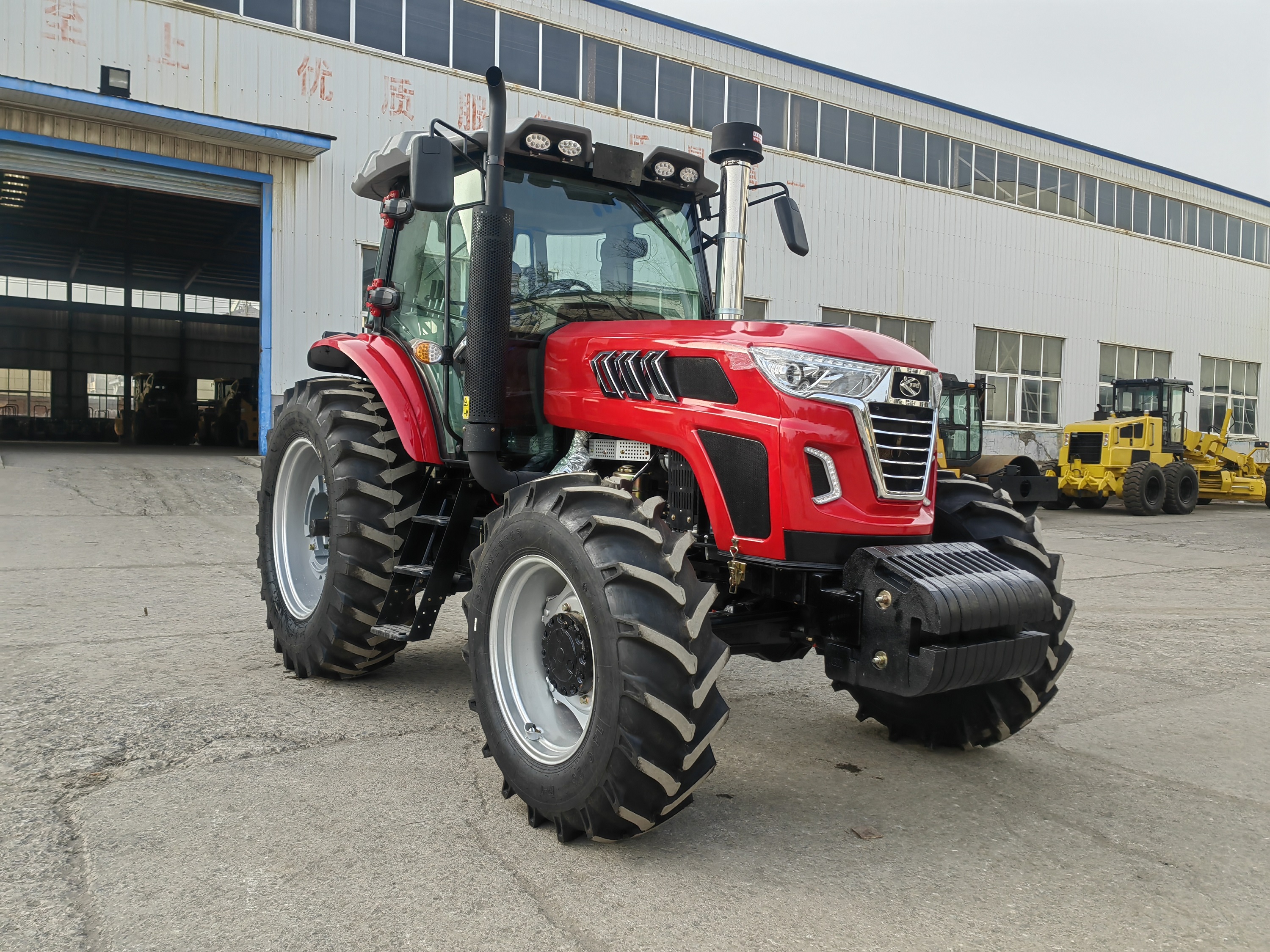 Luoyang Lutong LTX2004: National Stage III Emission 200HP 4W