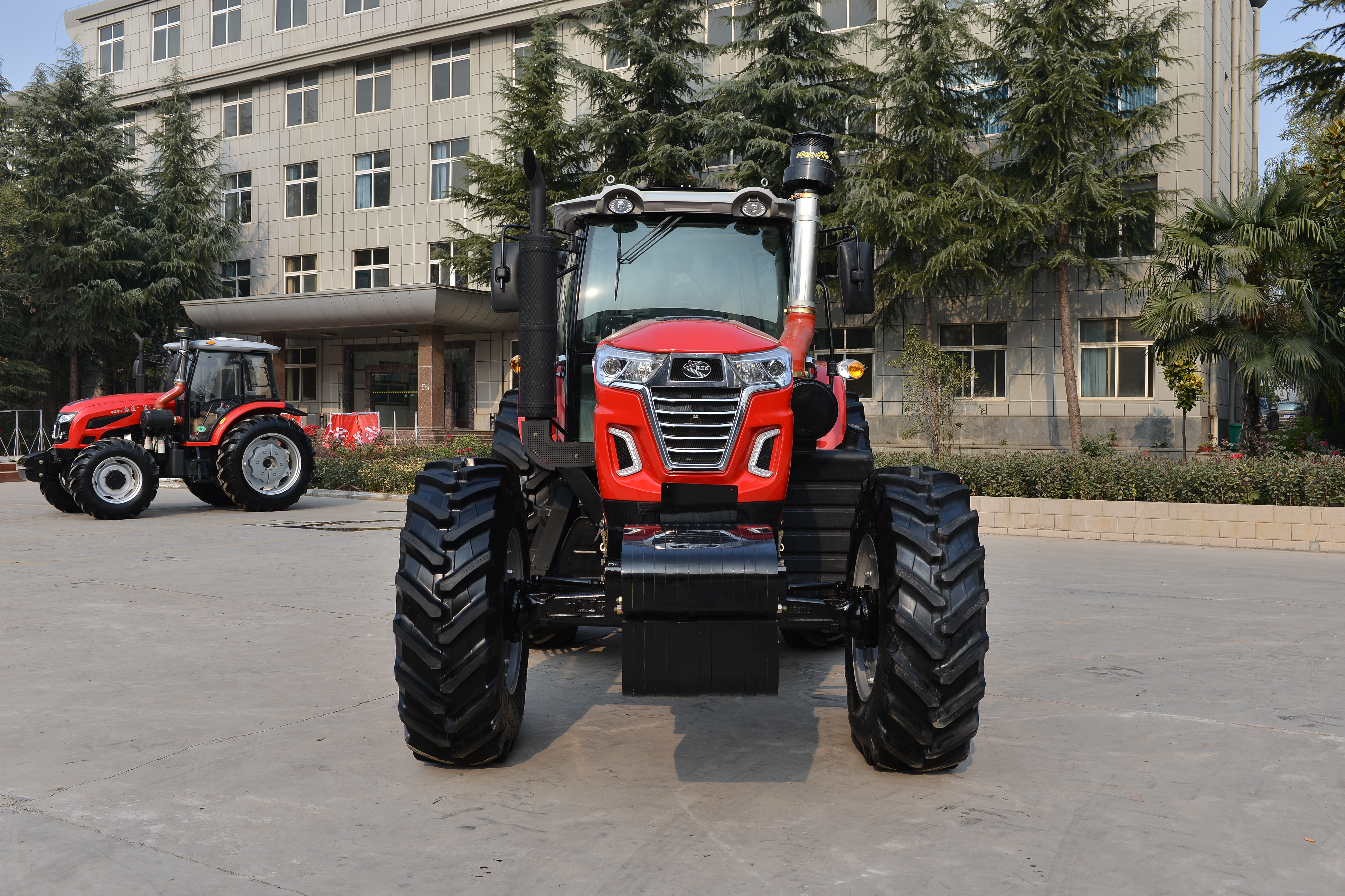 Luoyang Lutong LTS2204 220HP 4‑WD Heavy‑Duty Tractor Launche
