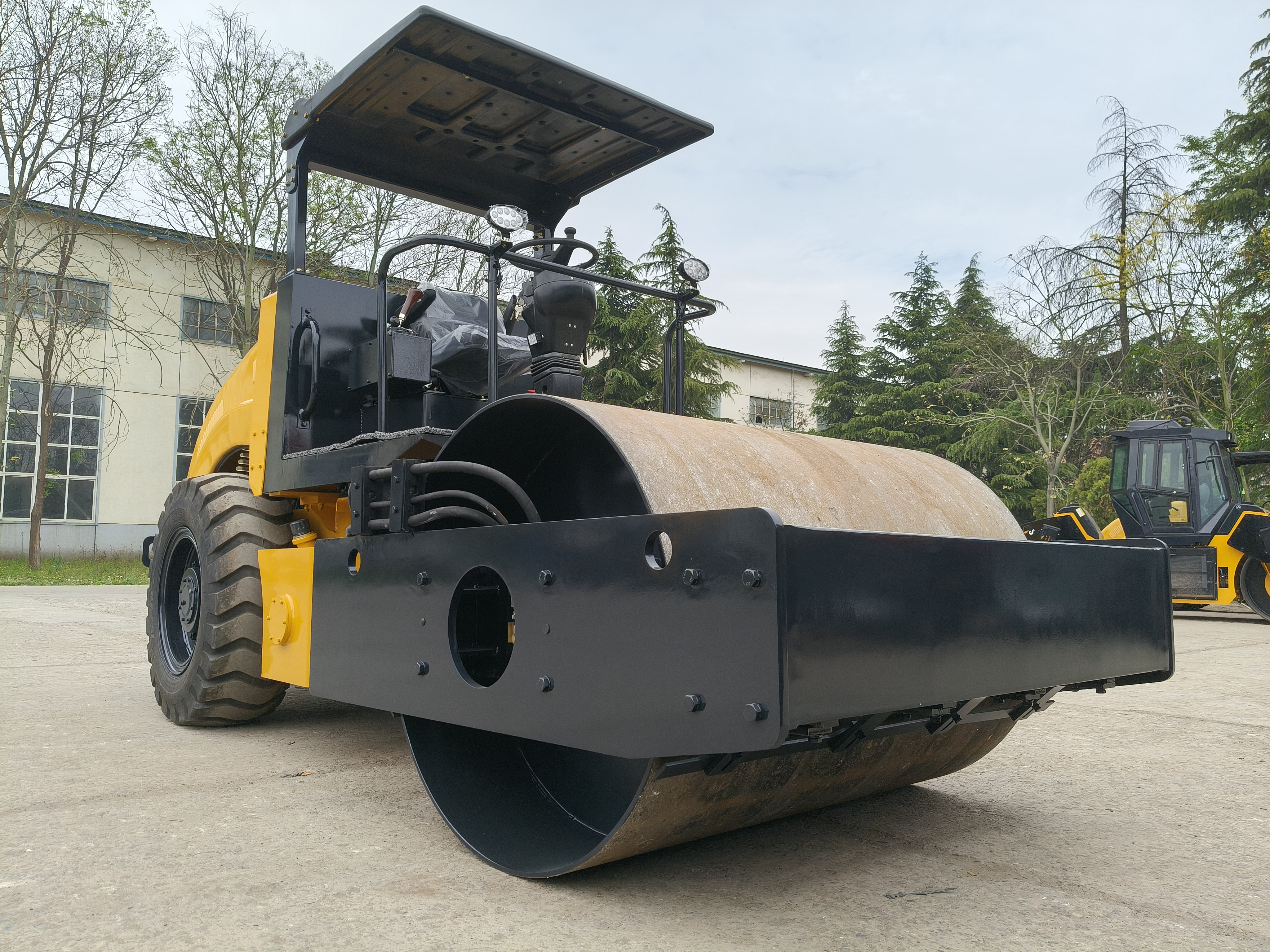 Lutong LTS306H: 6‑Ton Full‑hydraulic Single‑drum Vibratory R