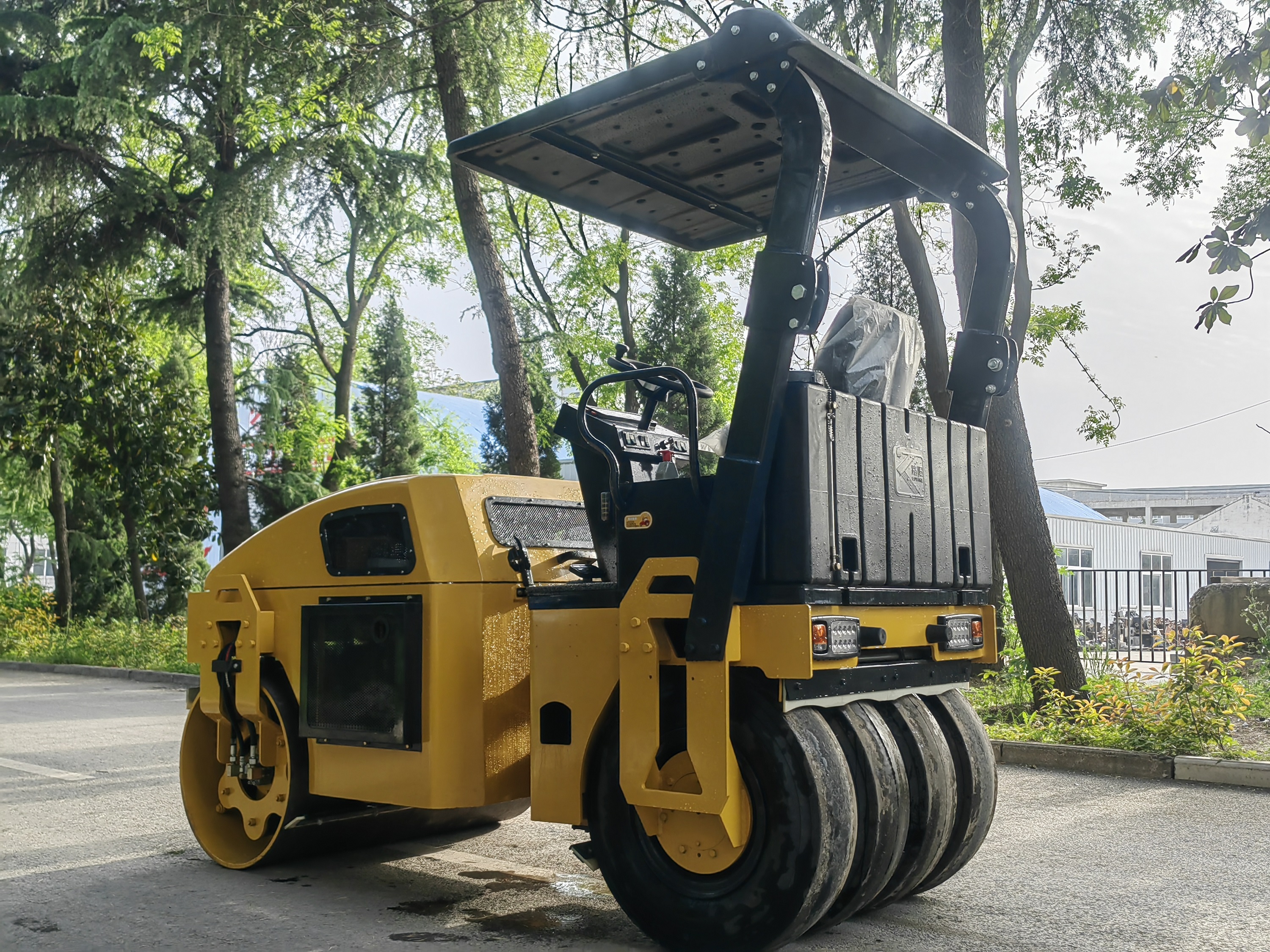 Luoyang Lutong Releases LTC204P Combination Vibratory Road R