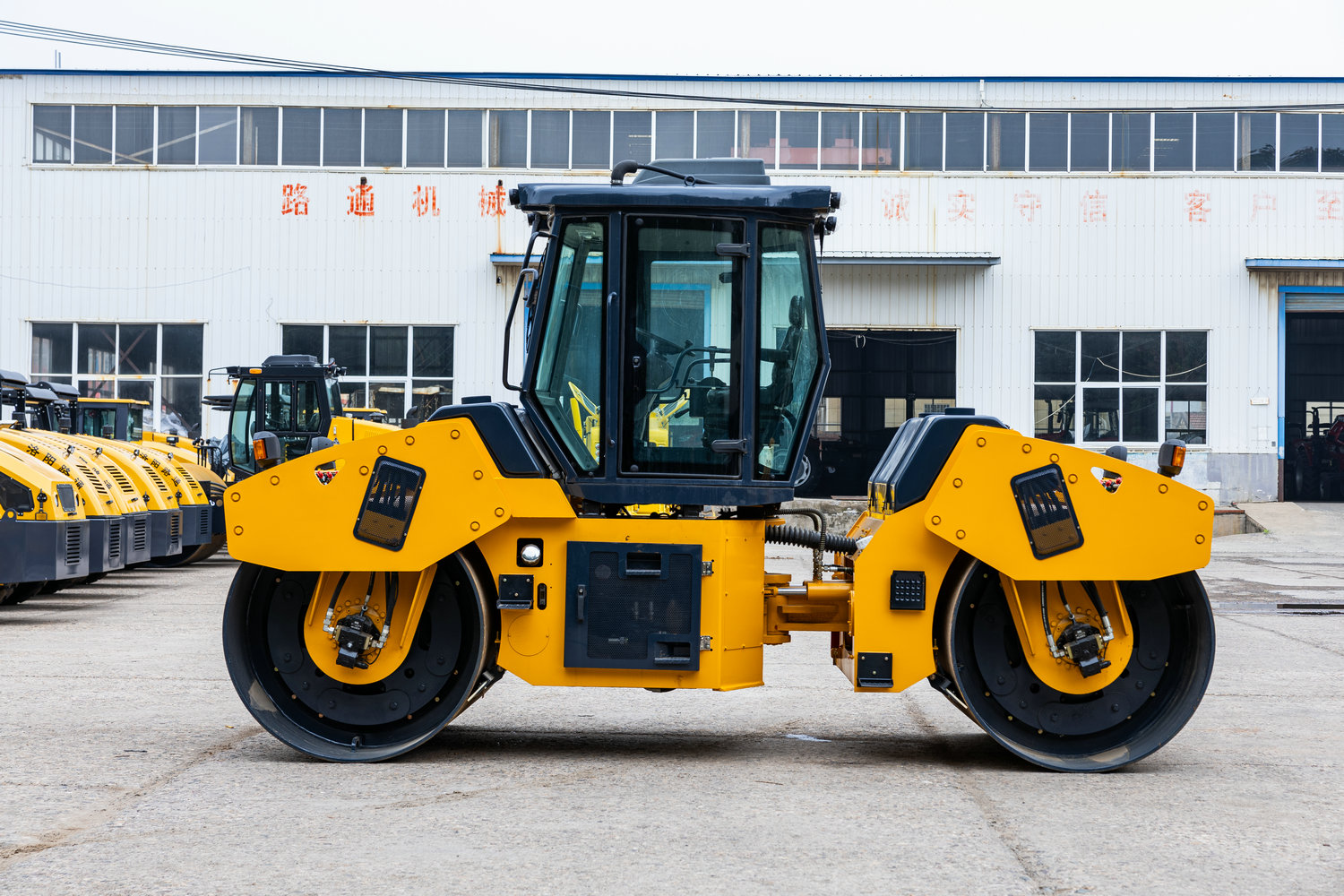 Luoyang Lutong Launches LTC212 12-Ton Fully Hydraulic Tandem